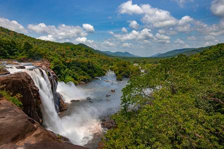 Description: شلالات أثيرابالي (الصورة من shutterstock)